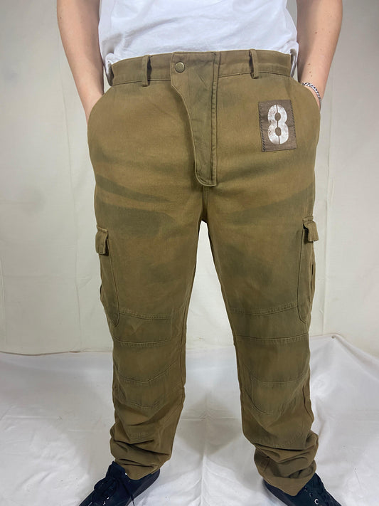 "Eight" Pantalon style cargo.